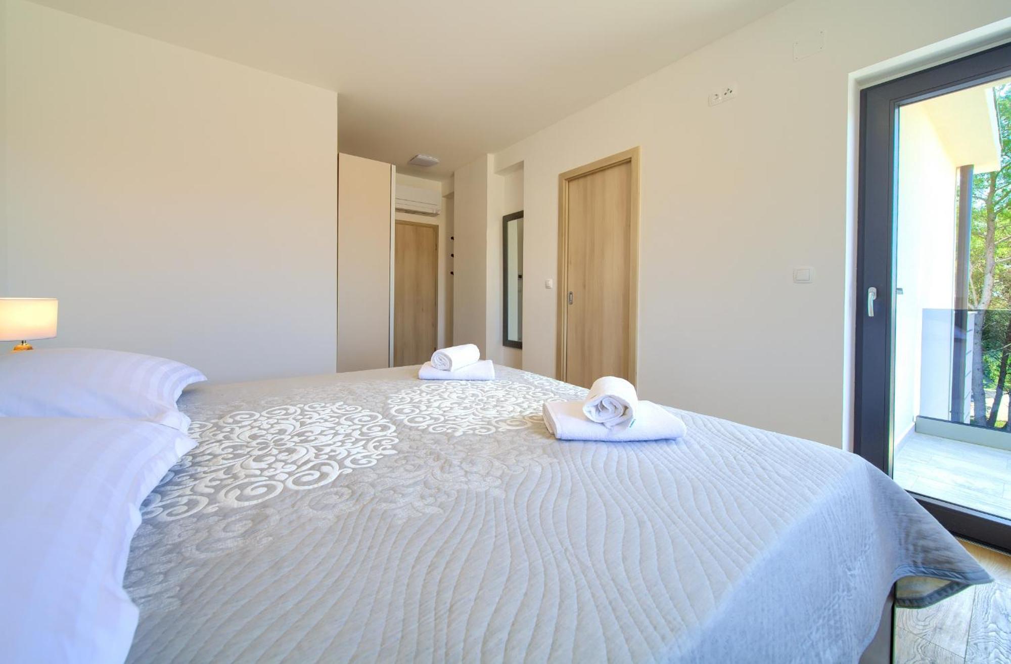 Apartments Paola & Karla With Pool Krk Town Rum bild