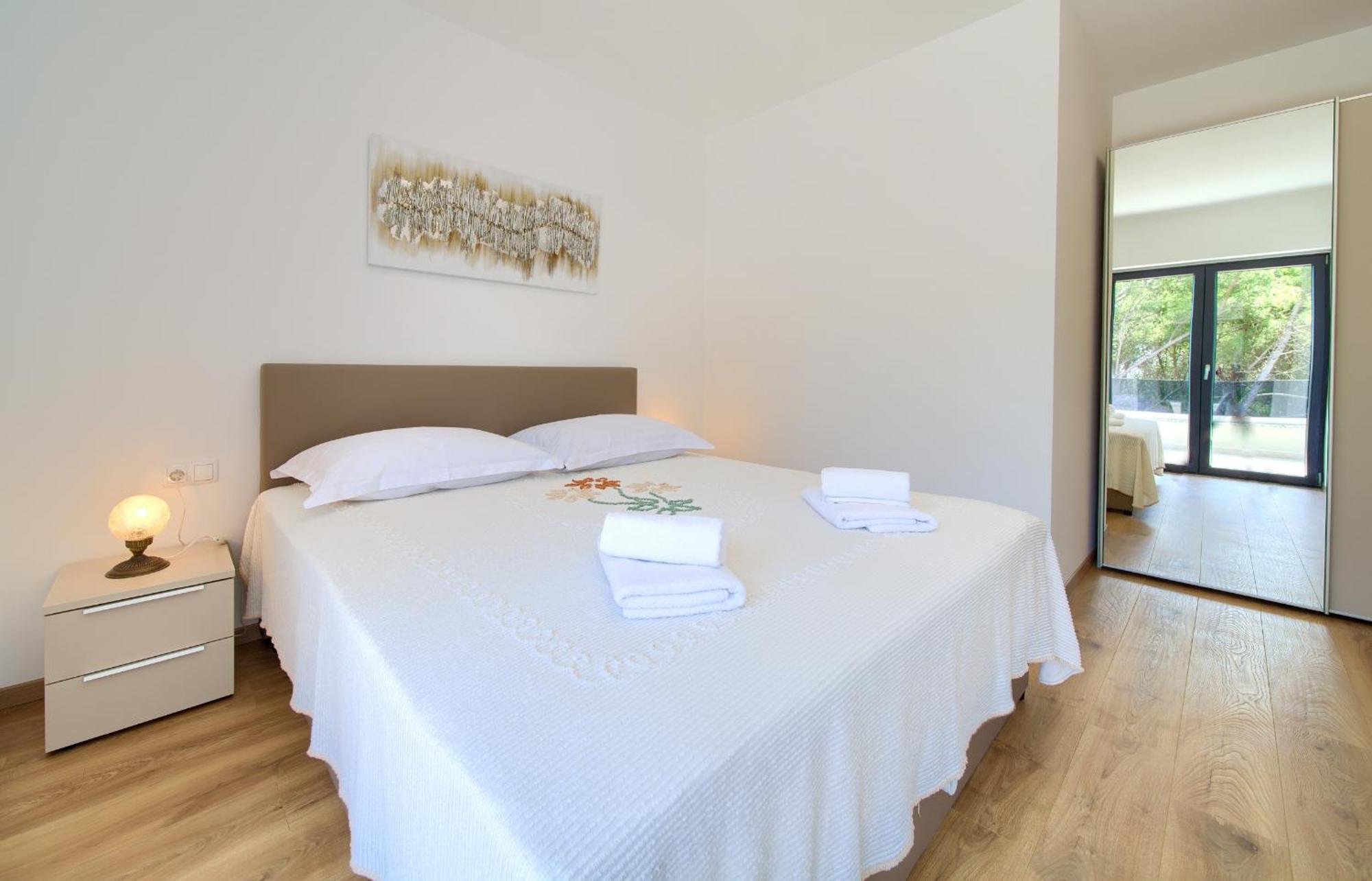 Apartments Paola & Karla With Pool Krk Town Rum bild