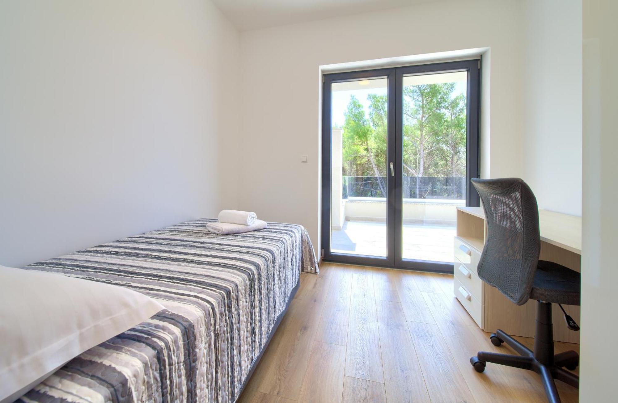 Apartments Paola & Karla With Pool Krk Town Rum bild